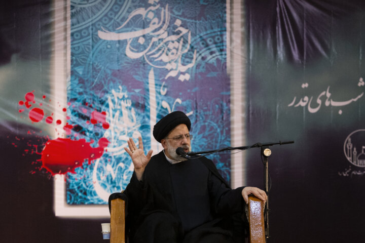 باید با جوانان حرف بزنیم و گرههای ذهنی آنان را باز کنیم باید با جوانان حرف بزنیم و گرههای ذهنی آنان را باز کنیم