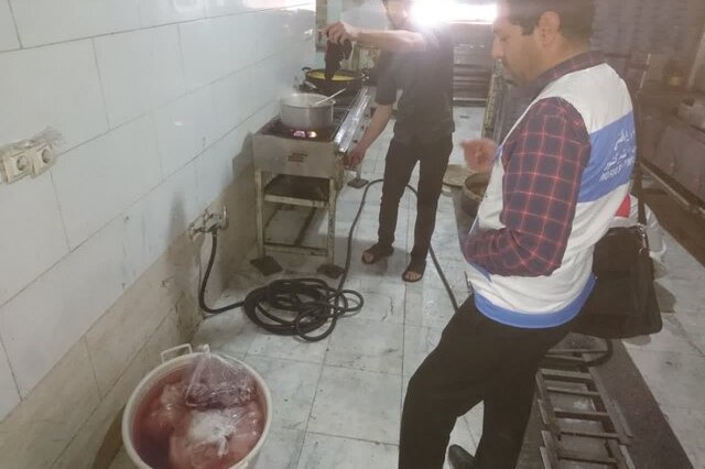 عرضه گوشت چرخ کرده فاسد توسط یک کبابی در سبزوار عرضه گوشت چرخ کرده فاسد توسط یک کبابی در سبزوار