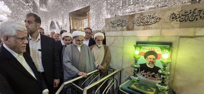  حضور عارف بر مزار شهید آیت‌الله رئیسی در مشهد