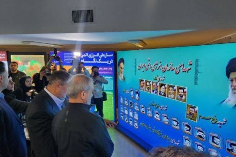 بازدید پزشکیان از نمایشگاه دستاوردهای صنعت هسته‌ای کشور