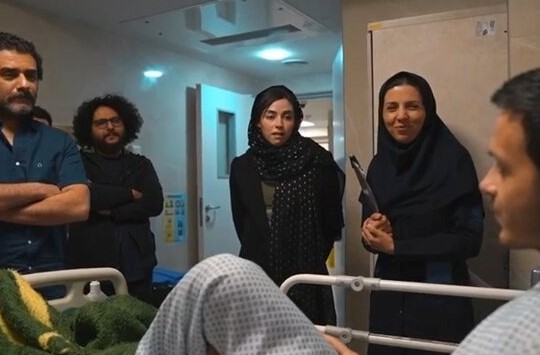 عیادت فردوسیپور و برخی هنرمندان از مجروحان جنگ+ عکس عیادت فردوسیپور و برخی هنرمندان از مجروحان جنگ+ عکس