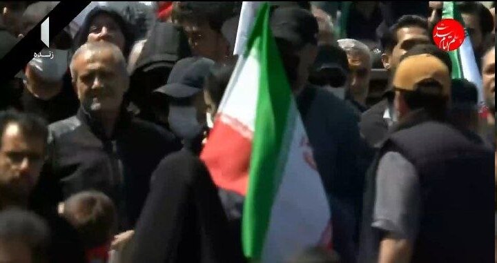 حضور پزشکیان در جمع سوگواران چهلم رهبر شهید حضور پزشکیان در جمع سوگواران چهلم رهبر شهید