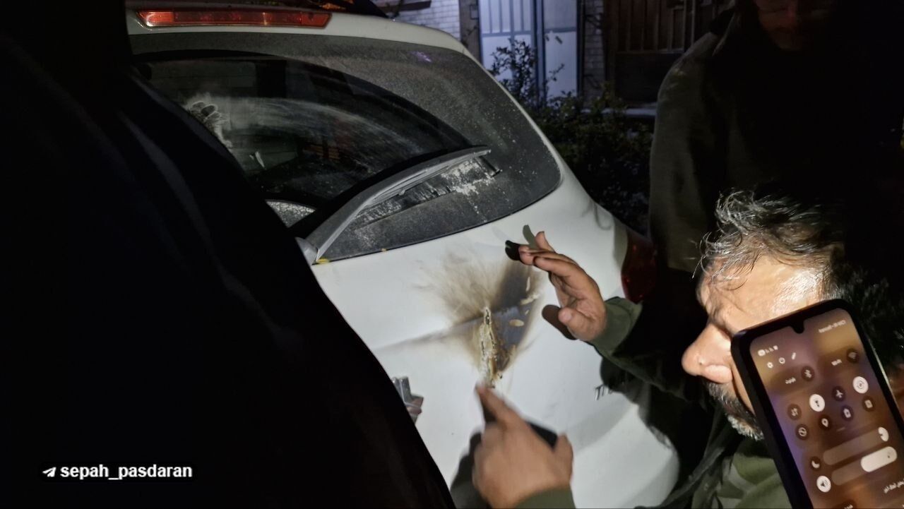 انفجار در خیایان امام خمینی (ره) تهران با بستۀ انفجاری دستساز/سه نفر زخمی شدند انفجار در خیایان امام خمینی (ره) تهران با بستۀ انفجاری دستساز/سه نفر زخمی شدند