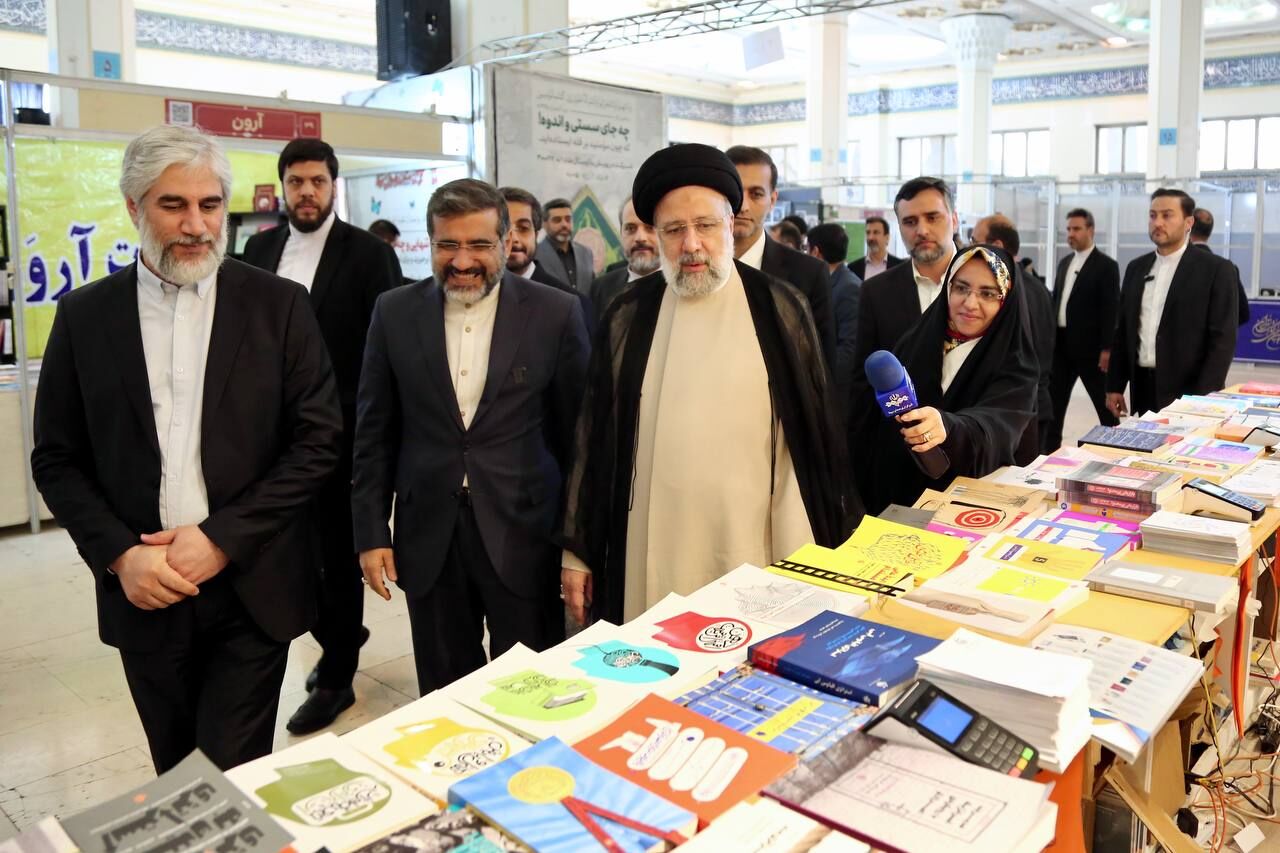 رئیسی از نمایشگاه کتاب تهران بازدید کرد رئیسی از نمایشگاه کتاب تهران بازدید کرد
