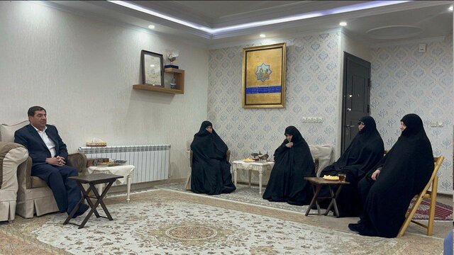  حضور مشاور رهبری در منزل شهید رئیسی