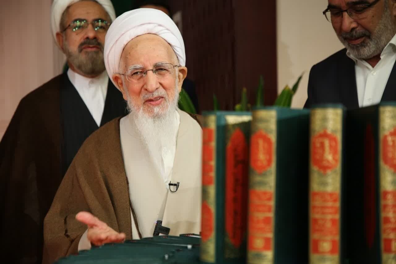 دوره تفسیر تسنیم آیت الله جوادی آملی به آستان علوی اهدا شد