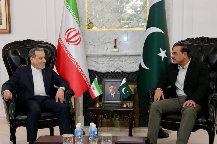 دیدار و گفت وگوی فرمانده ارتش پاکستان با عراقچی در تهران دیدار و گفت وگوی فرمانده ارتش پاکستان با عراقچی در تهران