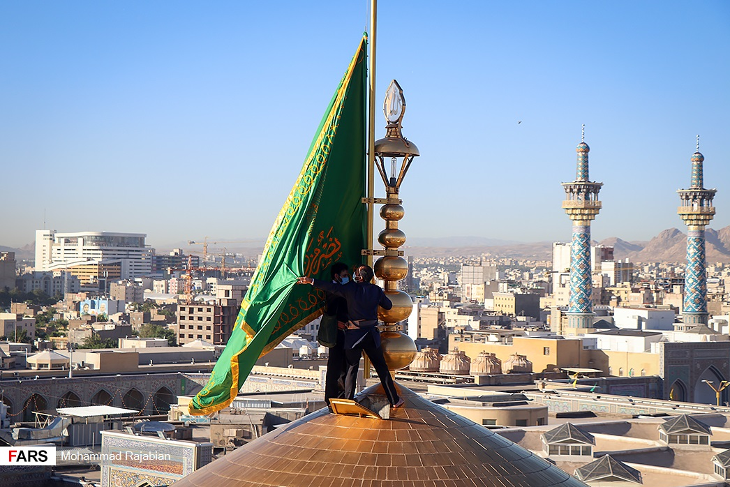 پرچم گنبد حرم مطهر رضوی تعویض شد پرچم گنبد حرم مطهر رضوی تعویض شد