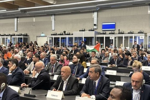 اعتراض حاضران مانع اتمام سخنرانی مقام صهیونیستی شد اعتراض حاضران مانع اتمام سخنرانی مقام صهیونیستی شد