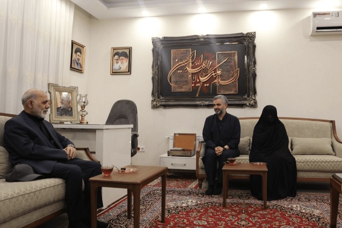 دیدار فرمانده قرارگاه مرکزی خاتمالانبیا(ص) با خانواده شهید پاکپور دیدار فرمانده قرارگاه مرکزی خاتمالانبیا(ص) با خانواده شهید پاکپور