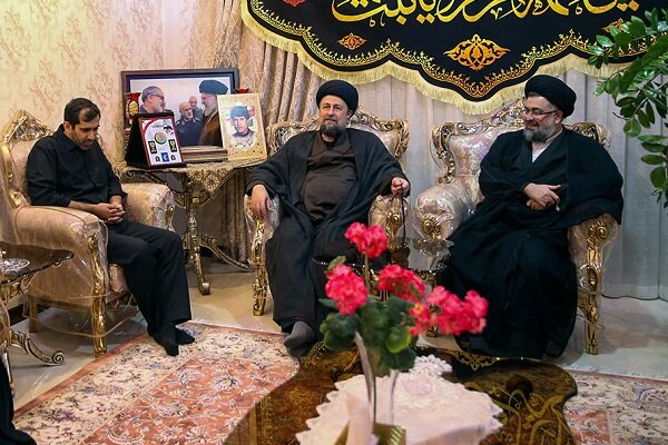 حضور سید حسن خمینی در منزل سردار سپهبد شهید علی شادمانی حضور سید حسن خمینی در منزل سردار سپهبد شهید علی شادمانی