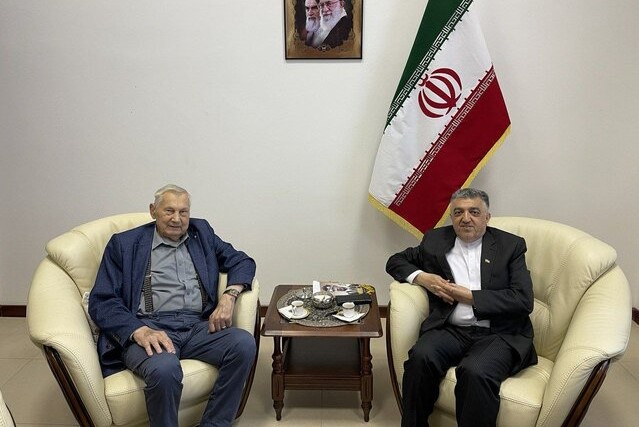 اهدای تابلوفرشی از حریف غلامرضا تختی به سفیر ایران در بلاروس اهدای تابلوفرشی از حریف غلامرضا تختی به سفیر ایران در بلاروس