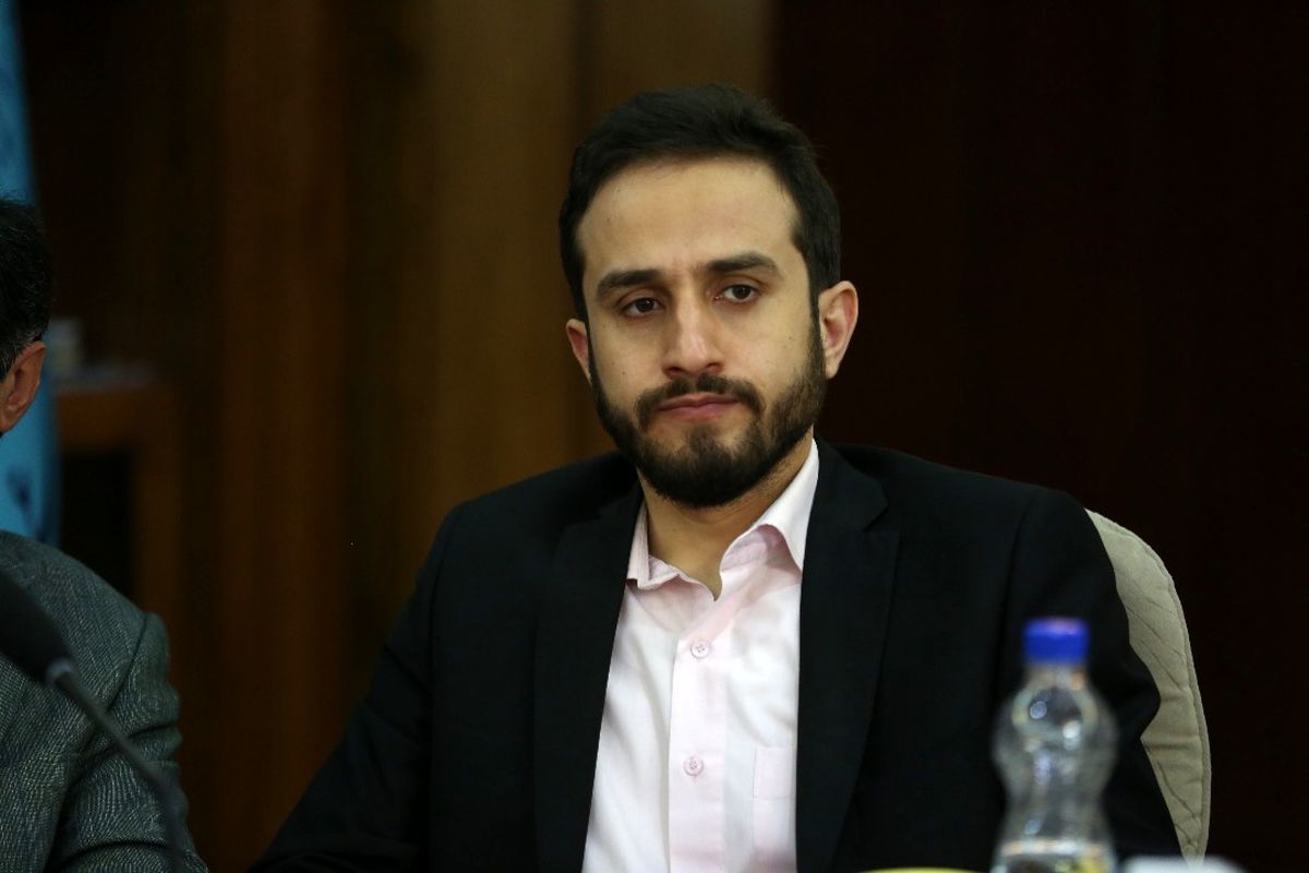 واکنش صادق الحسینی به حضور ظریف و آذری جهرمی در ستاد پزشکیان