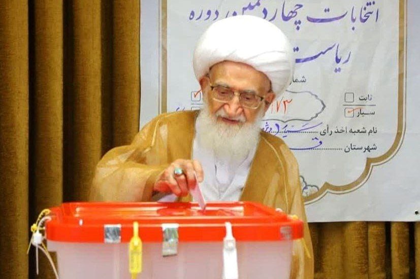 عکسی از آیتالله نوری همدانی و آیتالله سبحانی پای صندوق رأی عکسی از آیتالله نوری همدانی و آیتالله سبحانی پای صندوق رأی
