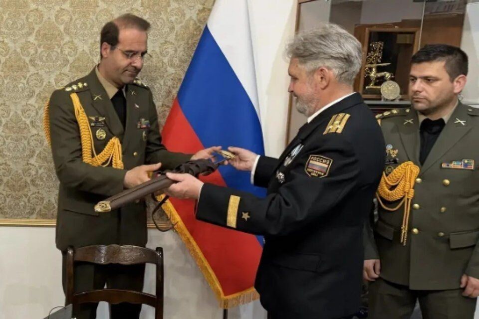 اهدای شمشیر به وابسته نظامی ایران به پاس مقاومت در برابر تجاوز آمریکا و اسرائیل اهدای شمشیر به وابسته نظامی ایران به پاس مقاومت در برابر تجاوز آمریکا و اسرائیل