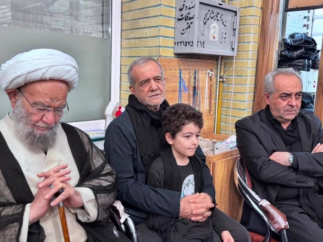 حضور پزشکیان در جمع عزاداران عاشورای حسینی در تبریز حضور پزشکیان در جمع عزاداران عاشورای حسینی در تبریز