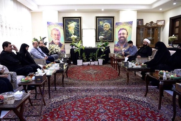 حضور مشاور و دستیار مقام معظم رهبری در منزل شهید لاریجانی حضور مشاور و دستیار مقام معظم رهبری در منزل شهید لاریجانی
