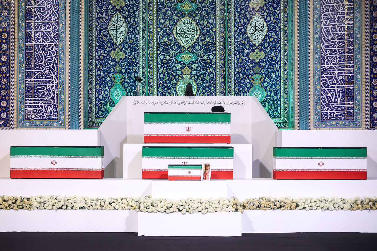 ادای احترام هیاتهای بینالمللی به پیکر رهبر شهید انقلاب ایران ادای احترام هیاتهای بینالمللی به پیکر رهبر شهید انقلاب ایران