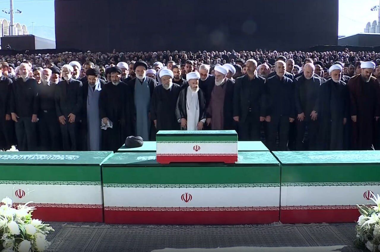 اقامه نماز بر پیکرهای مطهر رهبر شهید و خانواده ایشان به امامت آیت‌الله سبحانی