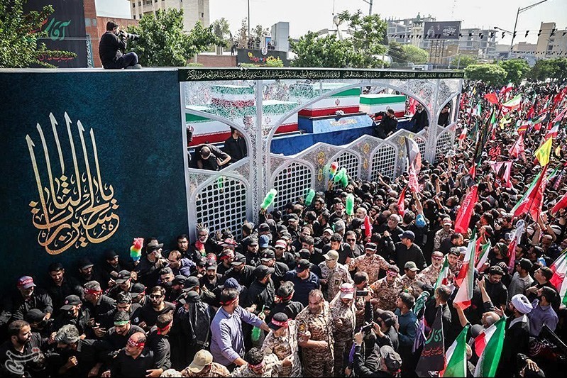 پیکر رهبر شهید پس از تشییع با بالگرد بر فراز مسیر حرکت داده می شود