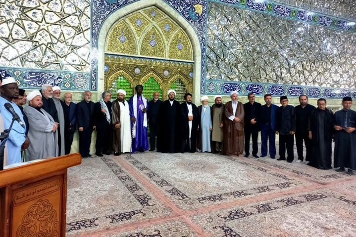 حضور ۴۰ تن از روسای مراکز اسلامی در حرم حضرت معصومه برای وداع با رهبر شهید حضور ۴۰ تن از روسای مراکز اسلامی در حرم حضرت معصومه برای وداع با رهبر شهید