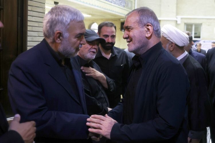 حضور پزشکیان در مراسم ختم پدر ذوالقدر دبیر شورای عالی امنیت ملی حضور پزشکیان در مراسم ختم پدر ذوالقدر دبیر شورای عالی امنیت ملی