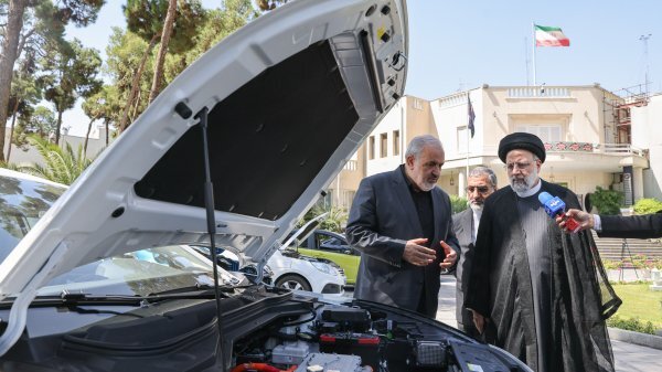 بازدید رئیسی از خودروهای برقی هیبریدی تولید داخل بازدید رئیسی از خودروهای برقی هیبریدی تولید داخل