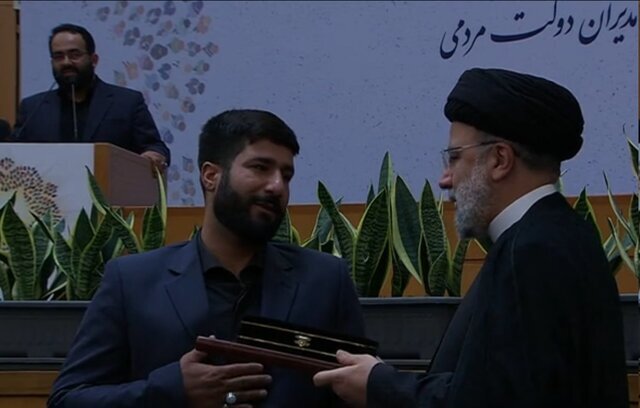 تقدیر رئیسجمهوری از خادم حرم شاهچراغ تقدیر رئیسجمهوری از خادم حرم شاهچراغ