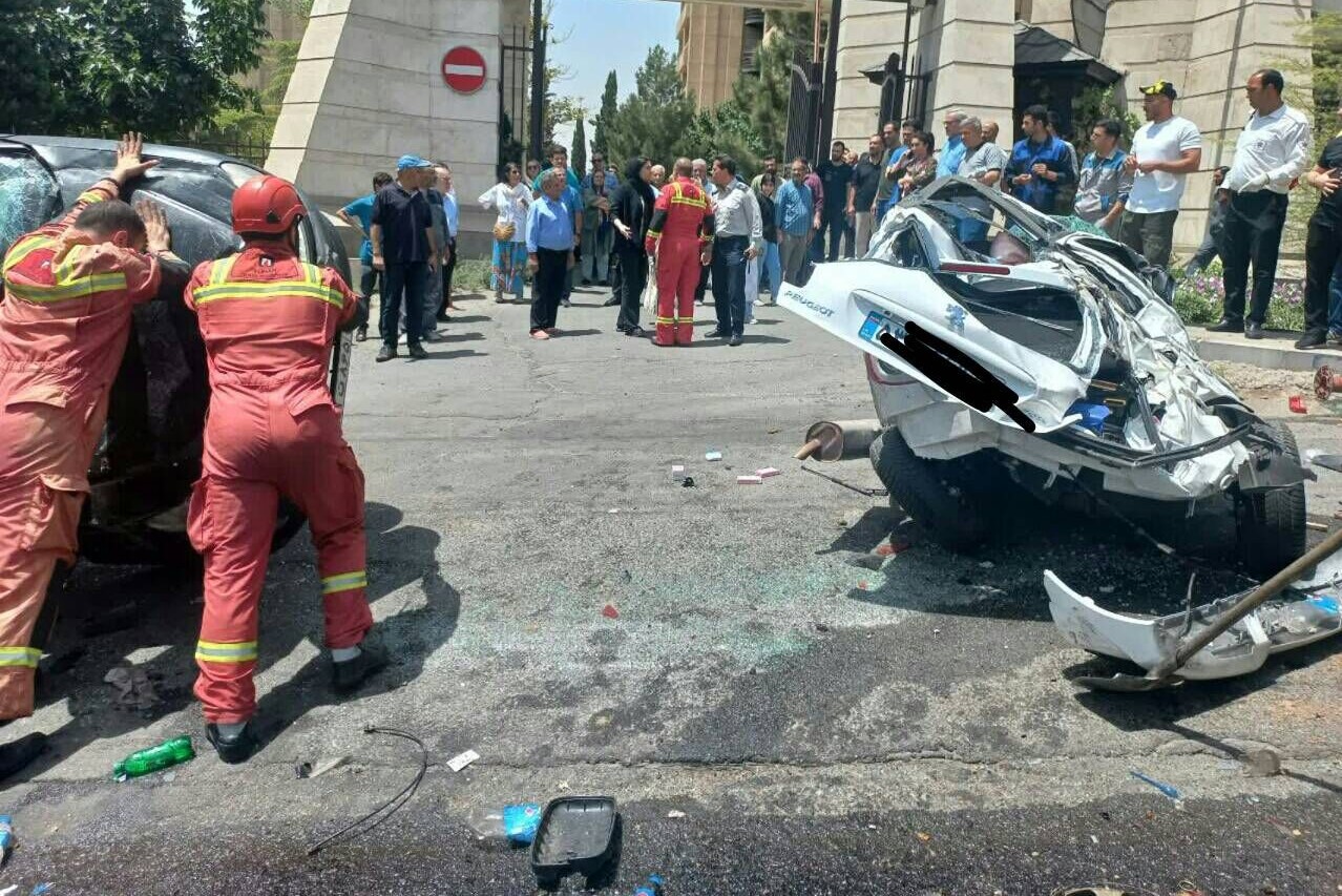 زیر گرفتن ۱۱ خودرو توسط کامیونت در سعادت آباد تهران+تصاویر زیر گرفتن ۱۱ خودرو توسط کامیونت در سعادت آباد تهران+تصاویر