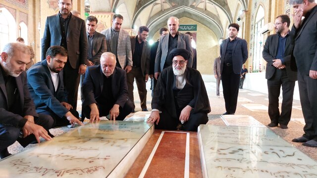 مزار شهیدان رجایی و باهنر گلباران شد مزار شهیدان رجایی و باهنر گلباران شد