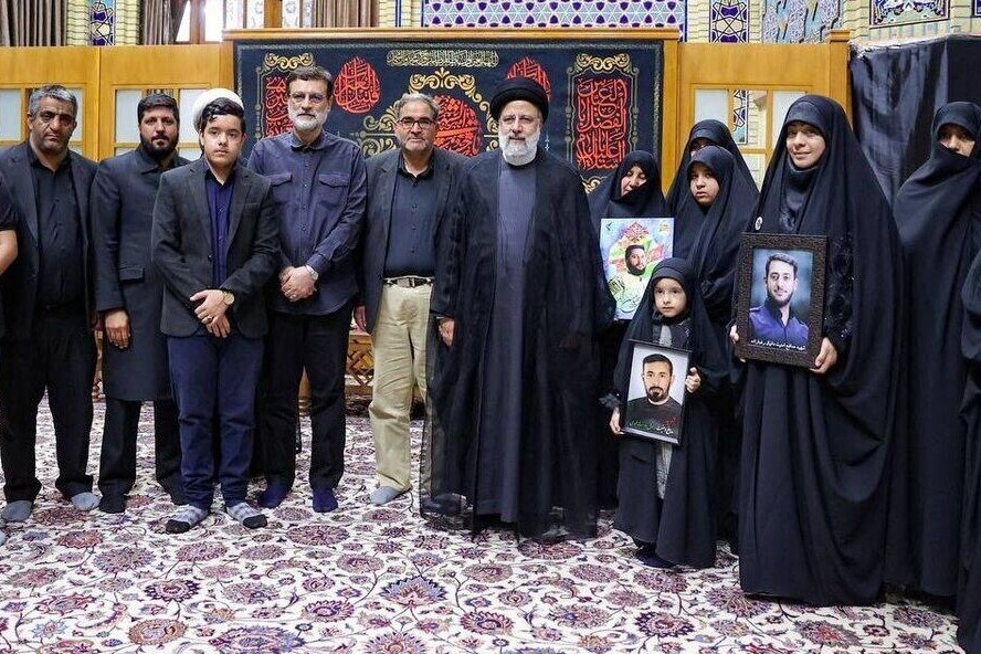 رئیسی با خانواده شهدای امنیت در مشهد دیدار کرد رئیسی با خانواده شهدای امنیت در مشهد دیدار کرد