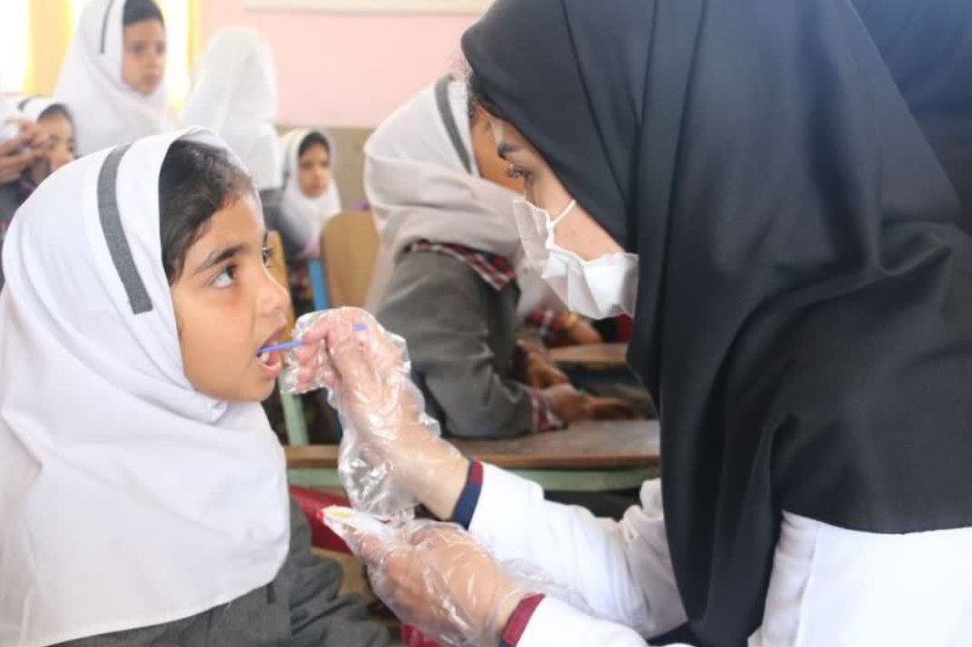 اجرای طرح «وارنیش تراپی» دهان و دندان برای دانشآموزان ابتدایی قم اجرای طرح «وارنیش تراپی» دهان و دندان برای دانشآموزان ابتدایی قم