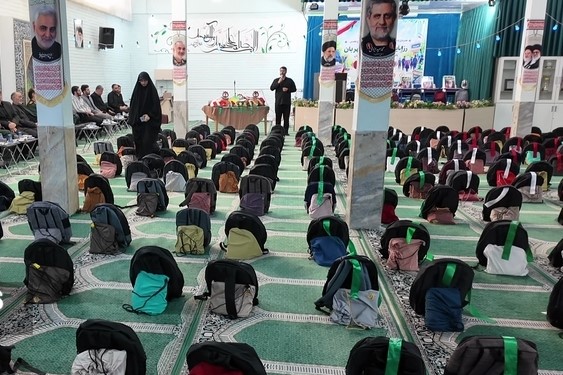 توزیع ۷ هزار بسته لوازمالتحریر بین دانشآموزان نیازمند استان قم