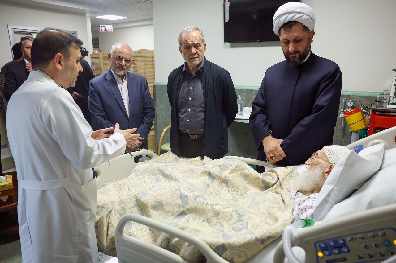 عیادت پزشکیان از حضرت آیتالله العظمی نوری همدانی عیادت پزشکیان از حضرت آیتالله العظمی نوری همدانی