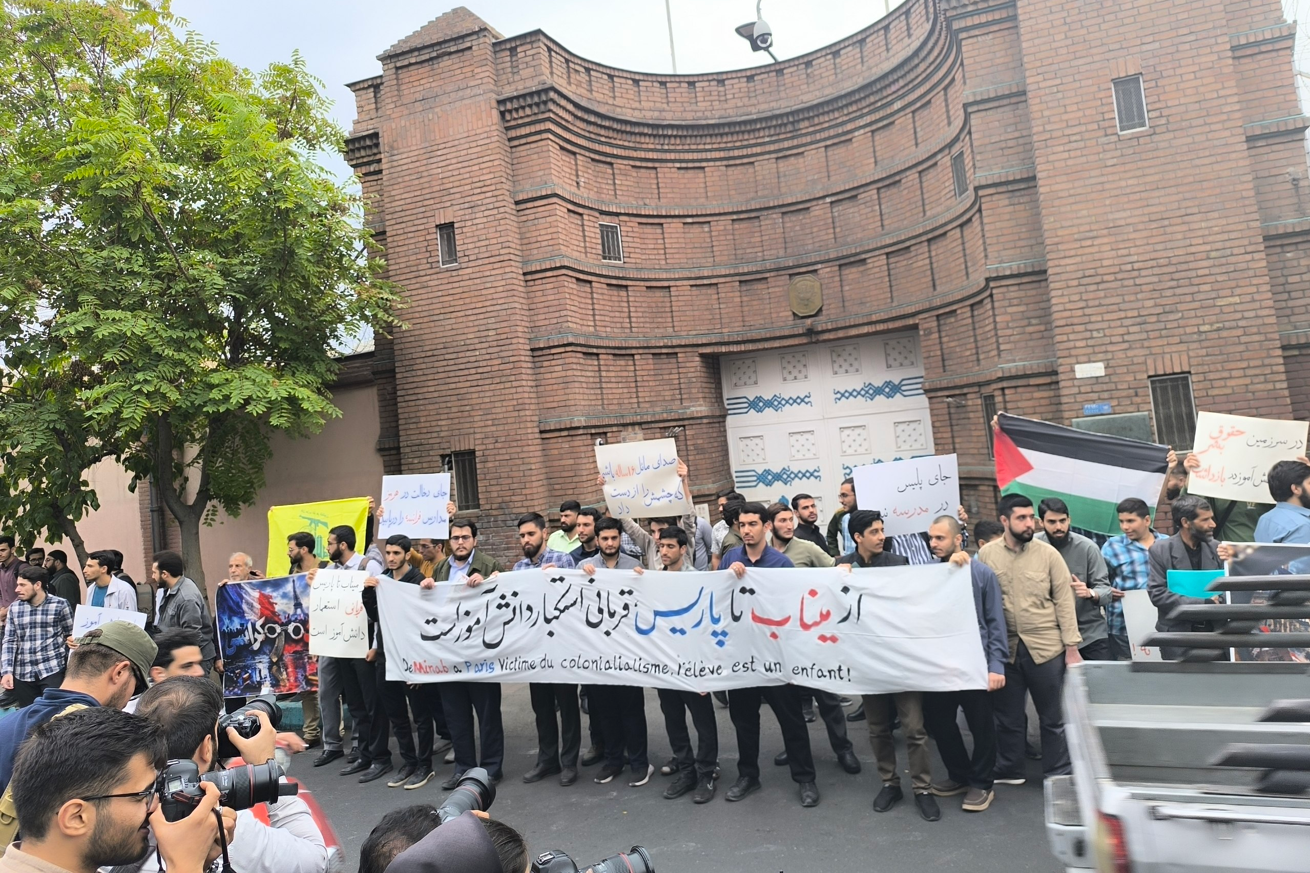 تجمع اعتراضی مقابل سفارت فرانسه در تهران تجمع اعتراضی مقابل سفارت فرانسه در تهران