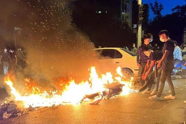 انتقاد از سکوت در مقابل خطیبانی که مردم را عصبانی می‌کنند!