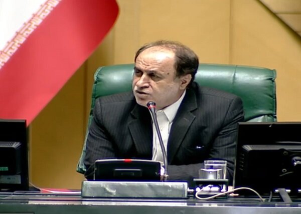  حاجی‌بابایی: دولت در تغییر ساعت مدارس تجدیدنظر کند