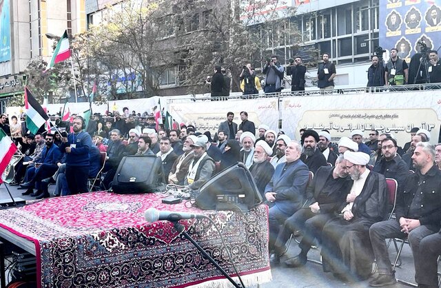 حضور فرزند شهید سلامی و وزیر آموزش و پرورش در راهپیمایی ۱۳ آبان در تهران حضور فرزند شهید سلامی و وزیر آموزش و پرورش در راهپیمایی ۱۳ آبان در تهران