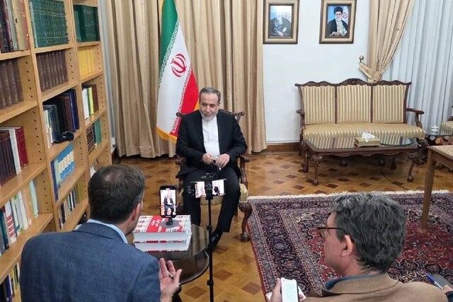 عراقچی: روس‌ها در جنگ کمک زیادی به ما کردند/آماده مذاکره‌ایم نه دیکته‌نوشتن