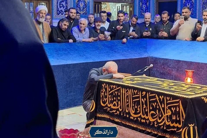 پزشکیان به مزار رهبر شهید انقلاب ادای احترام کرد پزشکیان به مزار رهبر شهید انقلاب ادای احترام کرد