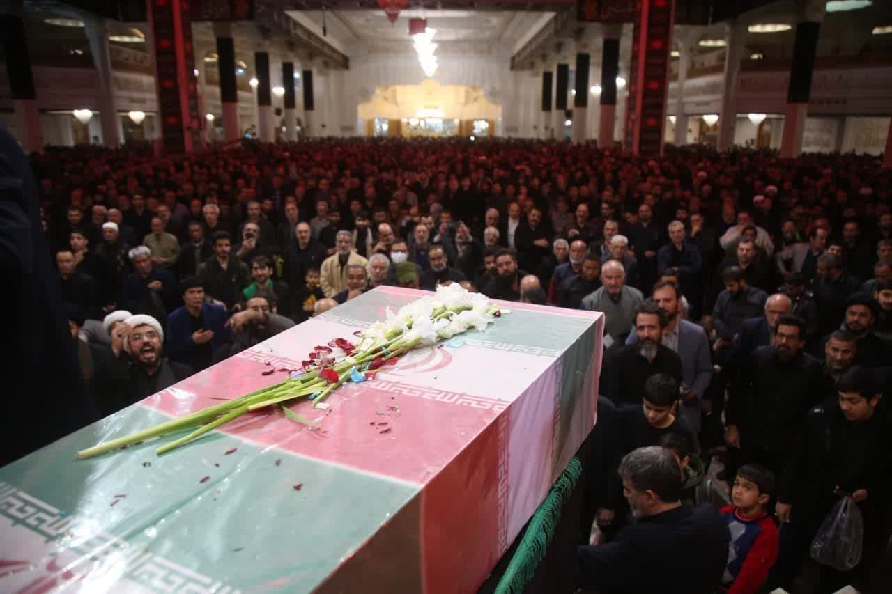 مردم قم با شهید گمنام وداع کردند مردم قم با شهید گمنام وداع کردند