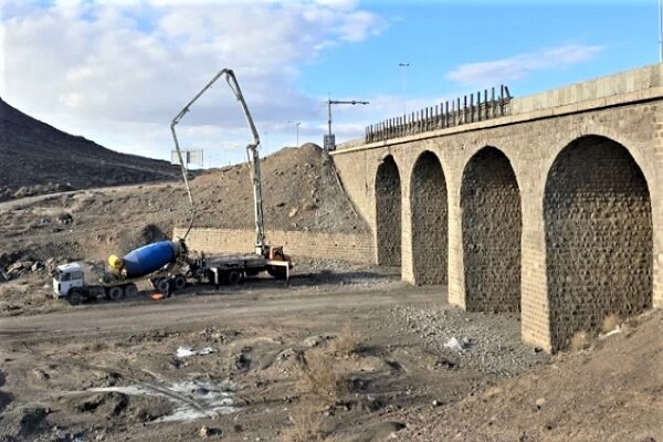 تعمیر و طرح ارتقا ایمنی حفاظهای بتنی ۹ پل جادهای در قم تعمیر و طرح ارتقا ایمنی حفاظهای بتنی ۹ پل جادهای در قم