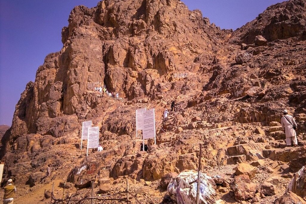 اقدام جنجالی بن سلمان در کوه احد، خشم عربستانی ها را برانگیخت اقدام جنجالی بن سلمان در کوه احد، خشم عربستانی ها را برانگیخت