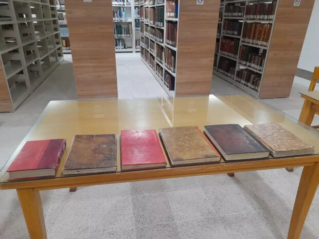 اهدای ۶ نسخه خطی به کتابخانه حرم حضرت معصومه (س)