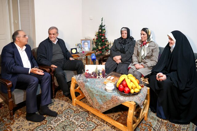 دیدار دکتر پزشکیان با خانواده شهید مسیحی دیدار دکتر پزشکیان با خانواده شهید مسیحی