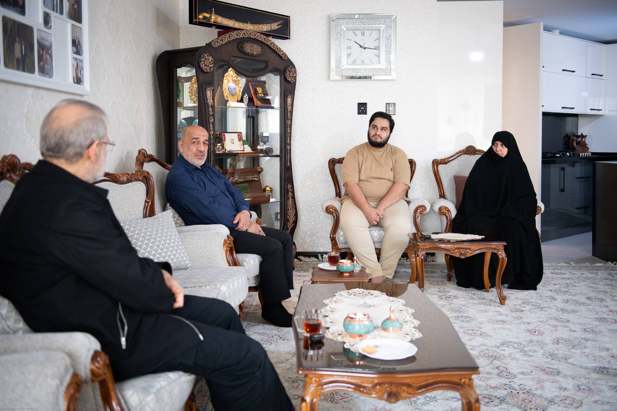 دیدار علی لاریجانی با خانواده شهیدان حاجیزاده و باقری+عکس دیدار علی لاریجانی با خانواده شهیدان حاجیزاده و باقری+عکس