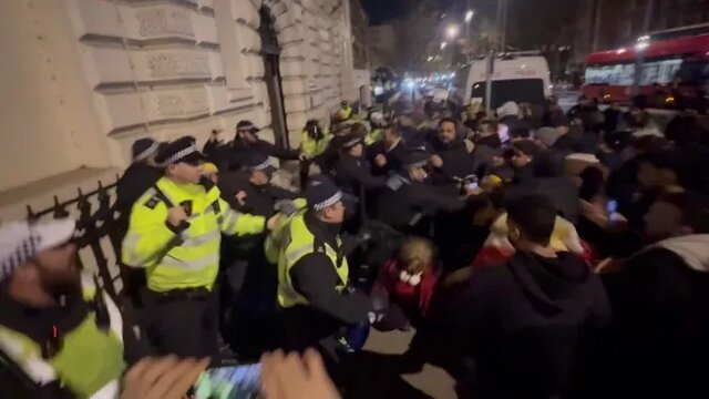 پلیس لندن ۱۴ ضدانقلاب را بازداشت کرد پلیس لندن ۱۴ ضدانقلاب را بازداشت کرد