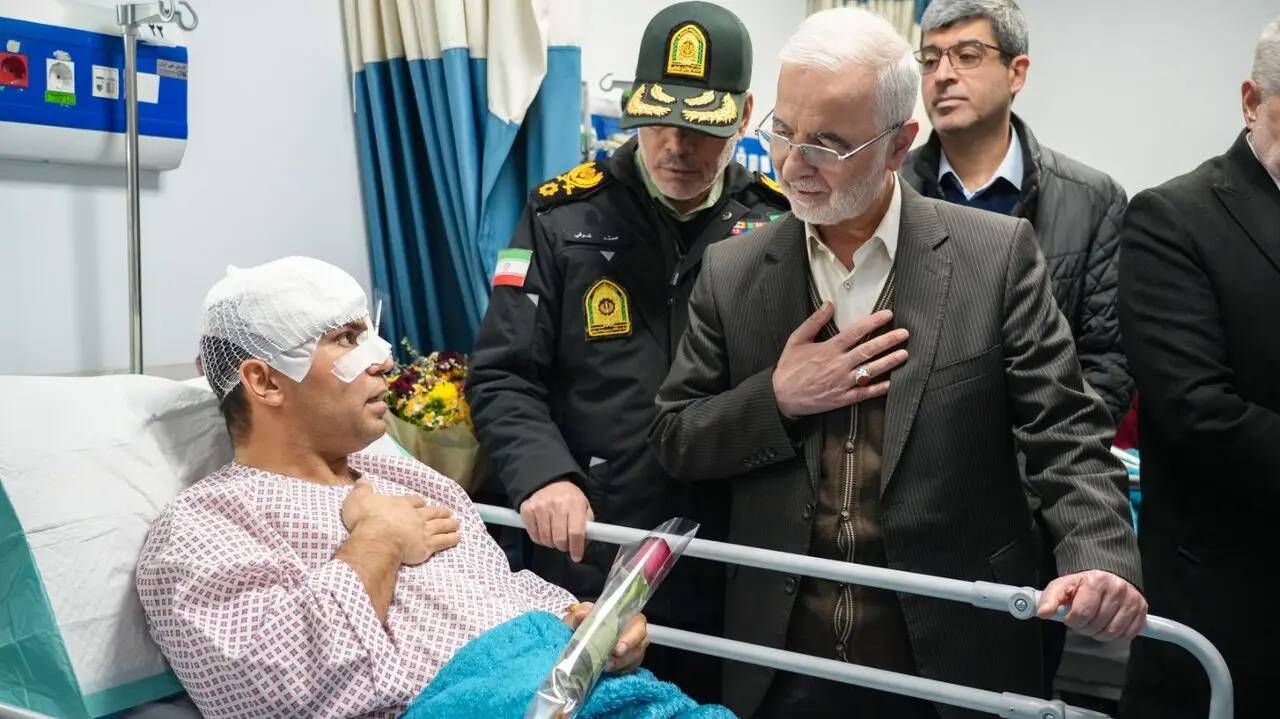 عیادت وزیر کشور از مجروحان حوادث تروریستی آمریکایی صهیونیستی عیادت وزیر کشور از مجروحان حوادث تروریستی آمریکایی صهیونیستی