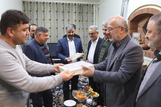اهدای سند مالکیت یک قطعه زمین به پدر ۴ قلوهای قمی اهدای سند مالکیت یک قطعه زمین به پدر ۴ قلوهای قمی
