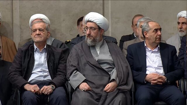  حضور پزشکیان در دیدار مردم آذربایجان شرقی با رهبر انقلاب